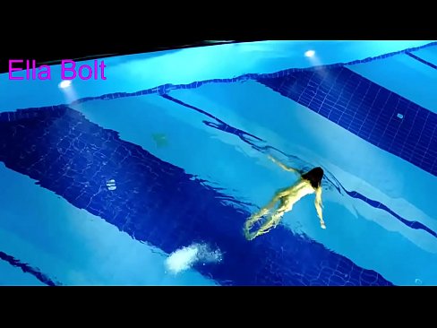 ❤️ Handikwanise kumira kuona, mudiki blonde akabatwa achishambira asina kupfeka muELLA BOLT resort pool ☑ ❌️
