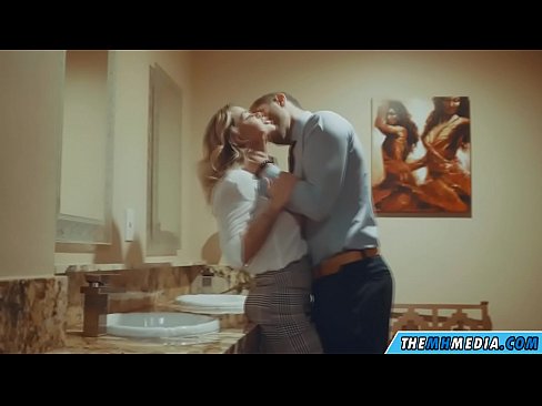 ❤️ Kana blonde ine busty inokukwezvera muchimbuzi cheveruzhinji ☑ ❌️